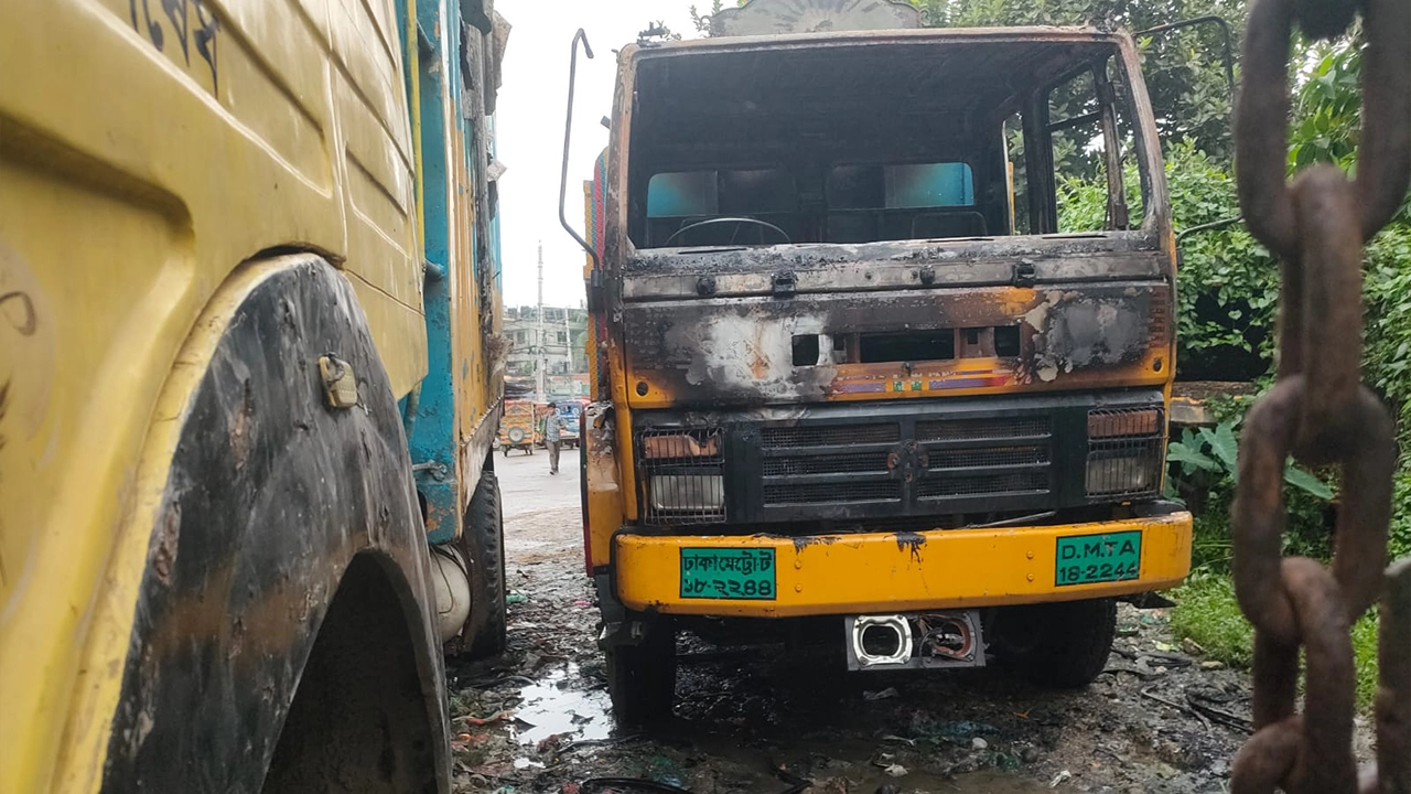 টঙ্গী পূর্ব থানার মূল ফটকের সামনে ডাম্পিং করা ট্রাকে আগুন। ছবি : কালবেলা
