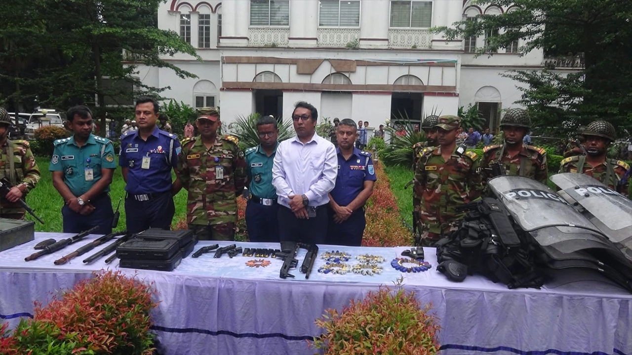 জেলা প্রশাসক কার্যালয়ের সামনে অস্ত্র হস্তান্তর করা হয়। ছবি : কালবেলা