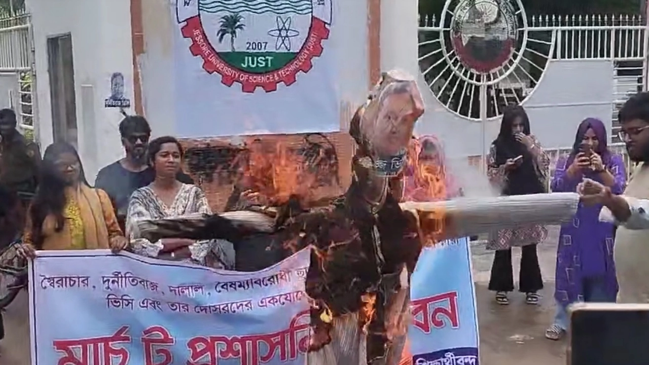 যশোর বিজ্ঞান ও প্রযুক্তি বিশ্ববিদ্যালয়ে কুশপুত্তলিকা দাহ করে আন্দোলন করছে শিক্ষার্থীরা। ছবি : কালবেলা