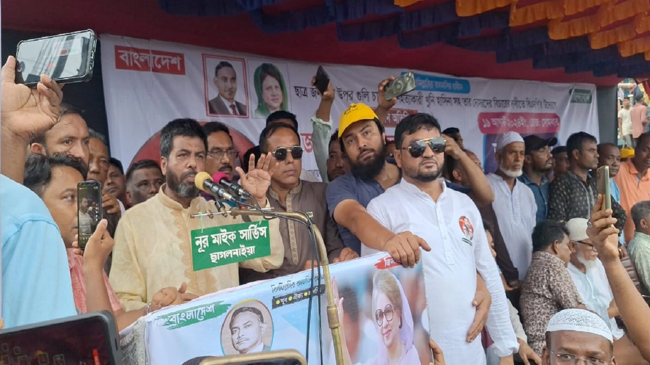 বিকেলে ফেনীর ছাগলনাইয়া জিরো পয়েন্টে এক প্রতিবাদ সমাবেশে কথা বলেন রফিকুল আলম মজনু। ছবি : কালবেলা