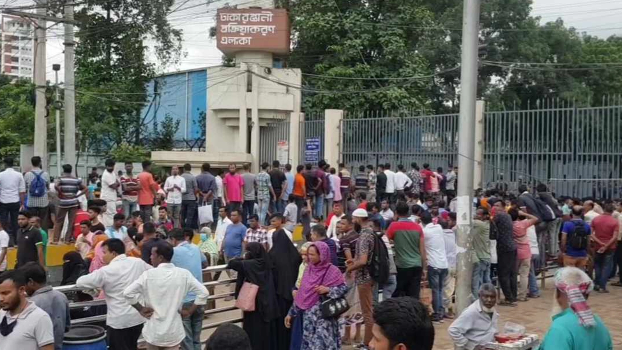 ঢাকা রপ্তানি প্রক্রিয়াকরণ অঞ্চলের (ডিইপিজেড)-এর সামনে বিক্ষোভ কর্মসূচি পালন করছেন চাকরিপ্রত্যাশীরা। ছবি : কালবেলা