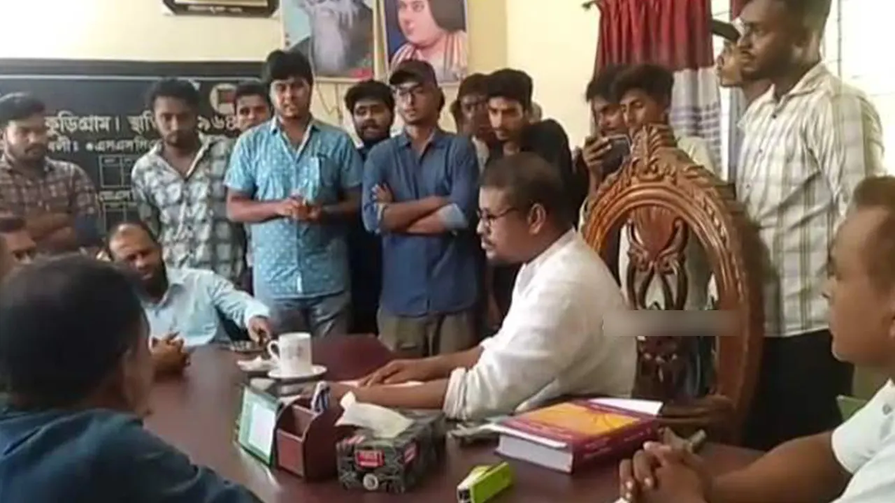 সমন্বয়কদের সামনে অঙ্গীকারনামায় স্বাক্ষর করেন কুড়িগ্রামের রাজিবপুর মডেল সরকারি পাইলট উচ্চ বিদ্যালয়ের প্রধান শিক্ষক। ছবি : কালবেলা