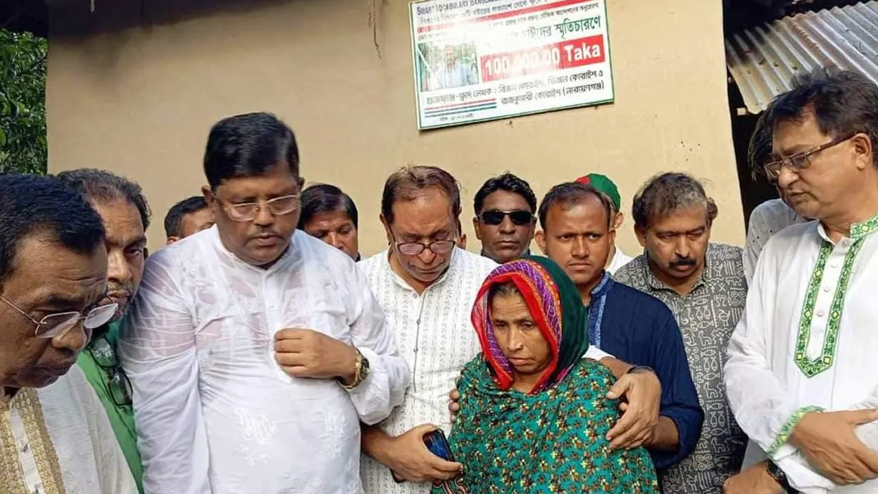 শহীদ আবু সাঈদের কবরে গণতন্ত্র মঞ্চের শ্রদ্ধা। ছবি : কালবেলা