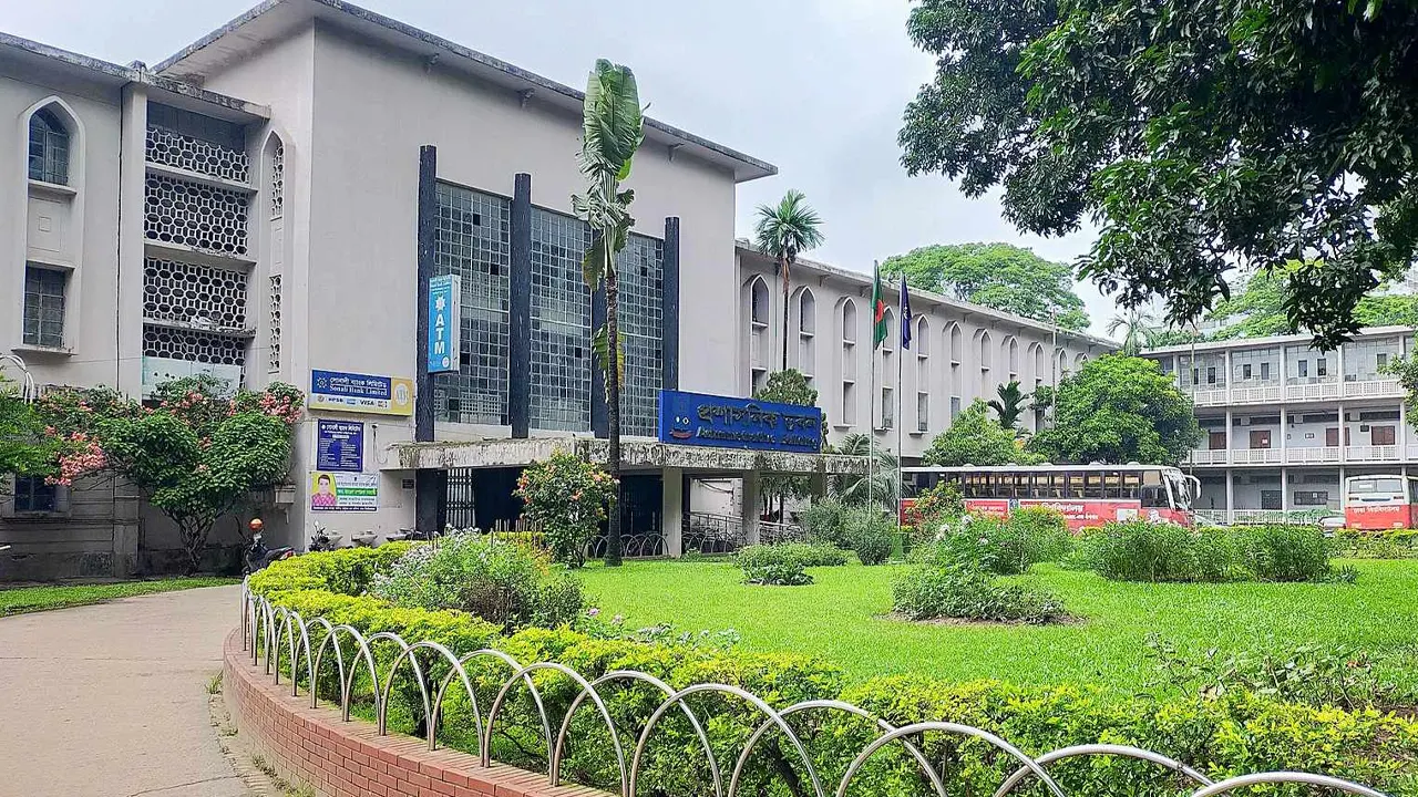 ঢাকা বিশ্ববিদ্যালয়ের প্রশাসনিক ভবন। পুরোনো ছবি