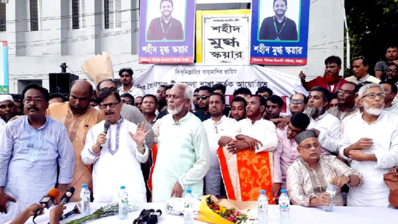 বগুড়ায় সমাবেশে বক্তব্য দেন মাহমুদুর রহমান মান্না। ছবি : কালবেলা