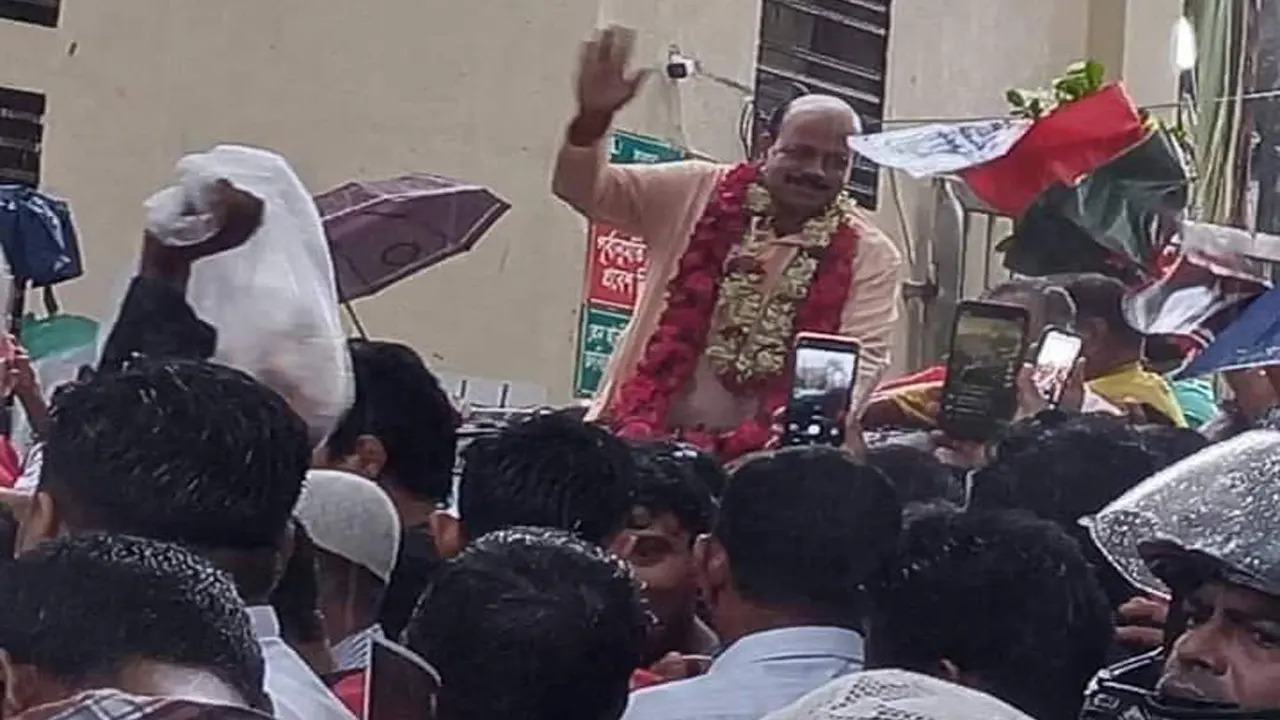 বিএনপি নেতা আসলাম চৌধুরী কারাগার থেকে মুক্ত হওয়ার পর ফুল দিয়ে বরণ করেন নেতাকর্মীরা। ছবি : কালবেলা