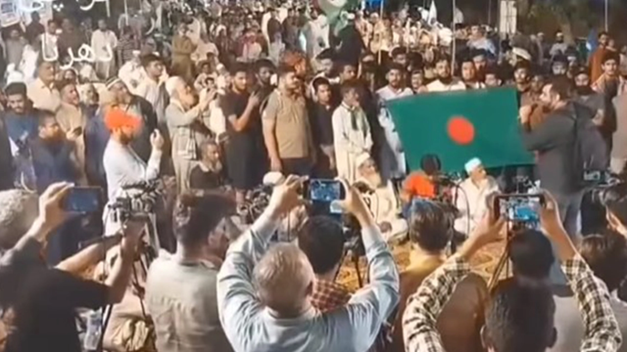 পাকিস্তানের সাম্প্রতিক বিক্ষোভে বাংলাদেশের পতাকা। ভিডিও থেকে নেওয়া ছবি