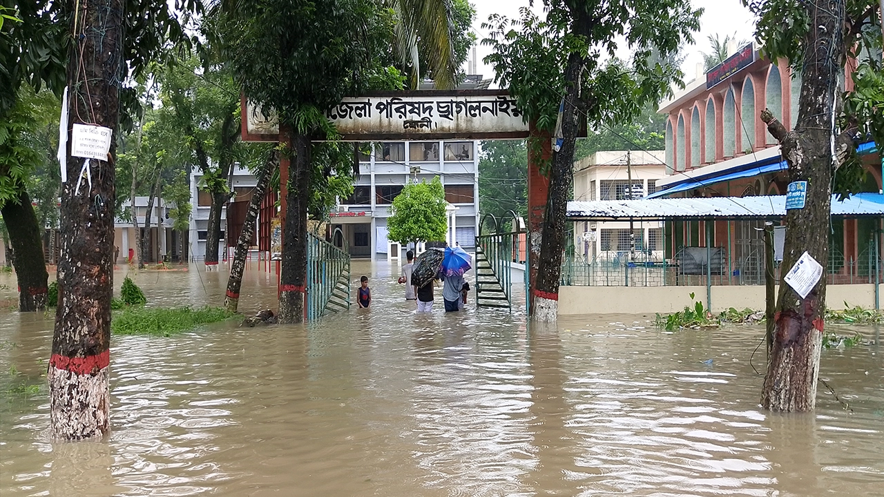 ছাগলনাইয়া উপজেলা পরিষদে বন্যার পানি। ছবি : কালবেলা