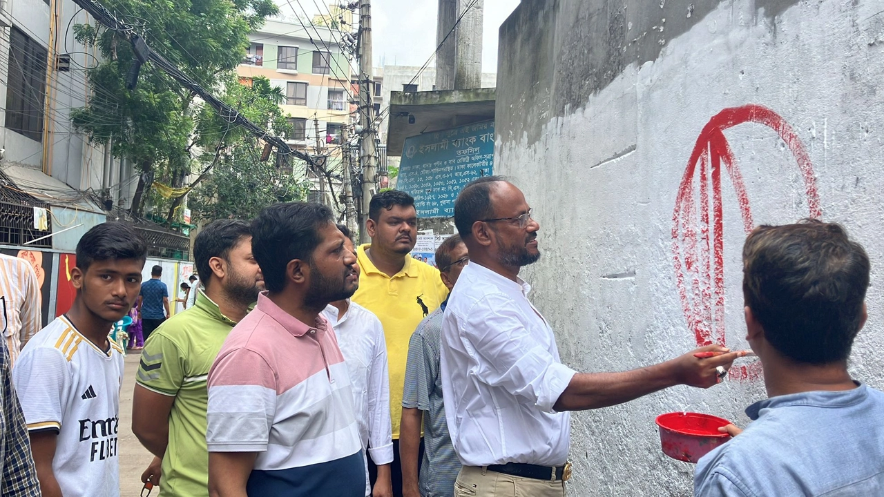 দেয়াল লিখন কর্মসূচির উদ্বোধন করলেন সালাউদ্দিন টুকু। ছবি : কালবেলা