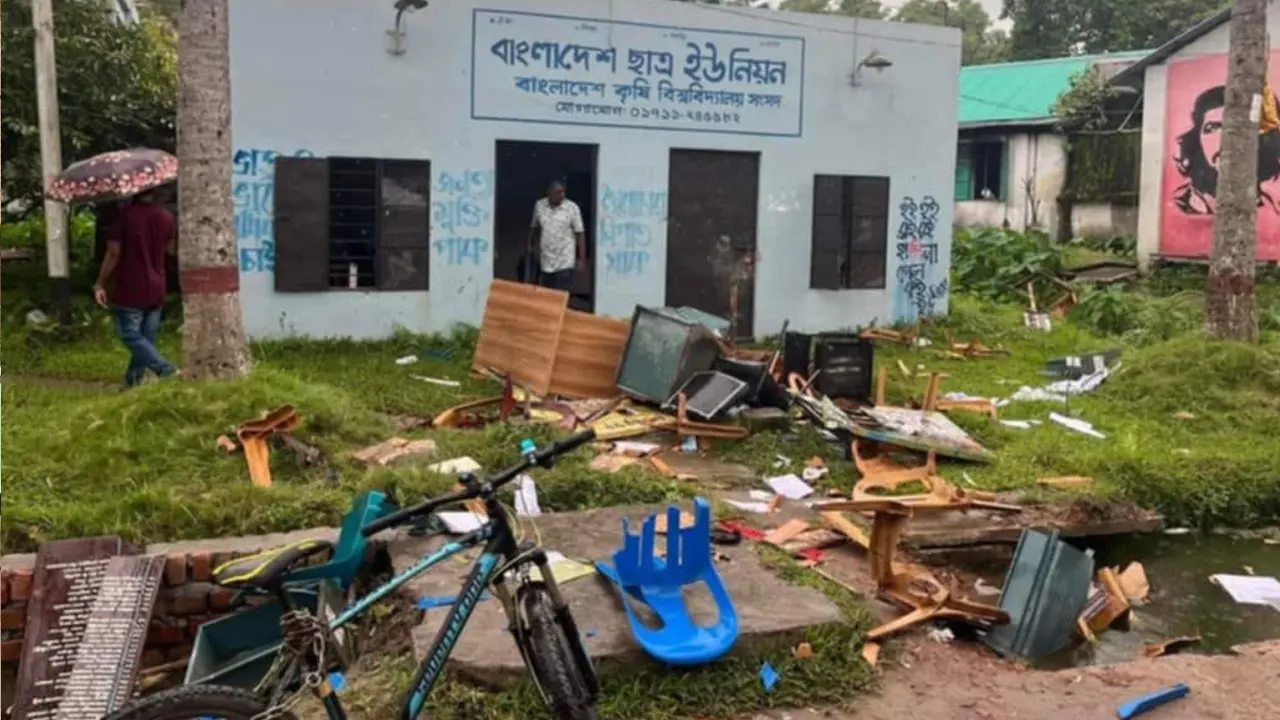 ভাঙচুর হওয়া ছাত্র ইউনিয়ন ও ছাত্র ফ্রন্টের কার্যালয়। ছাত্র : কালবেলা