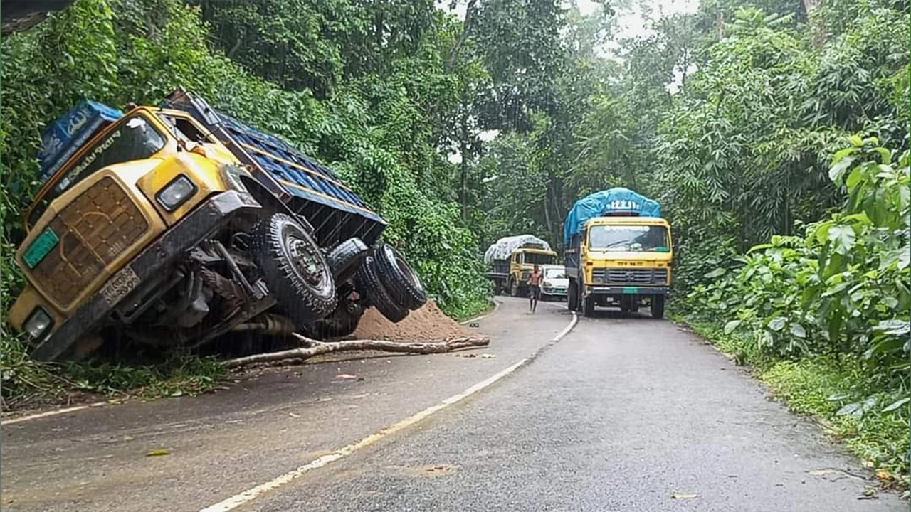 পাহাড়ধসে বন্ধ হওয়া সড়কে যানচলাচল স্বাভাবিক। ছবি : কালবেলা