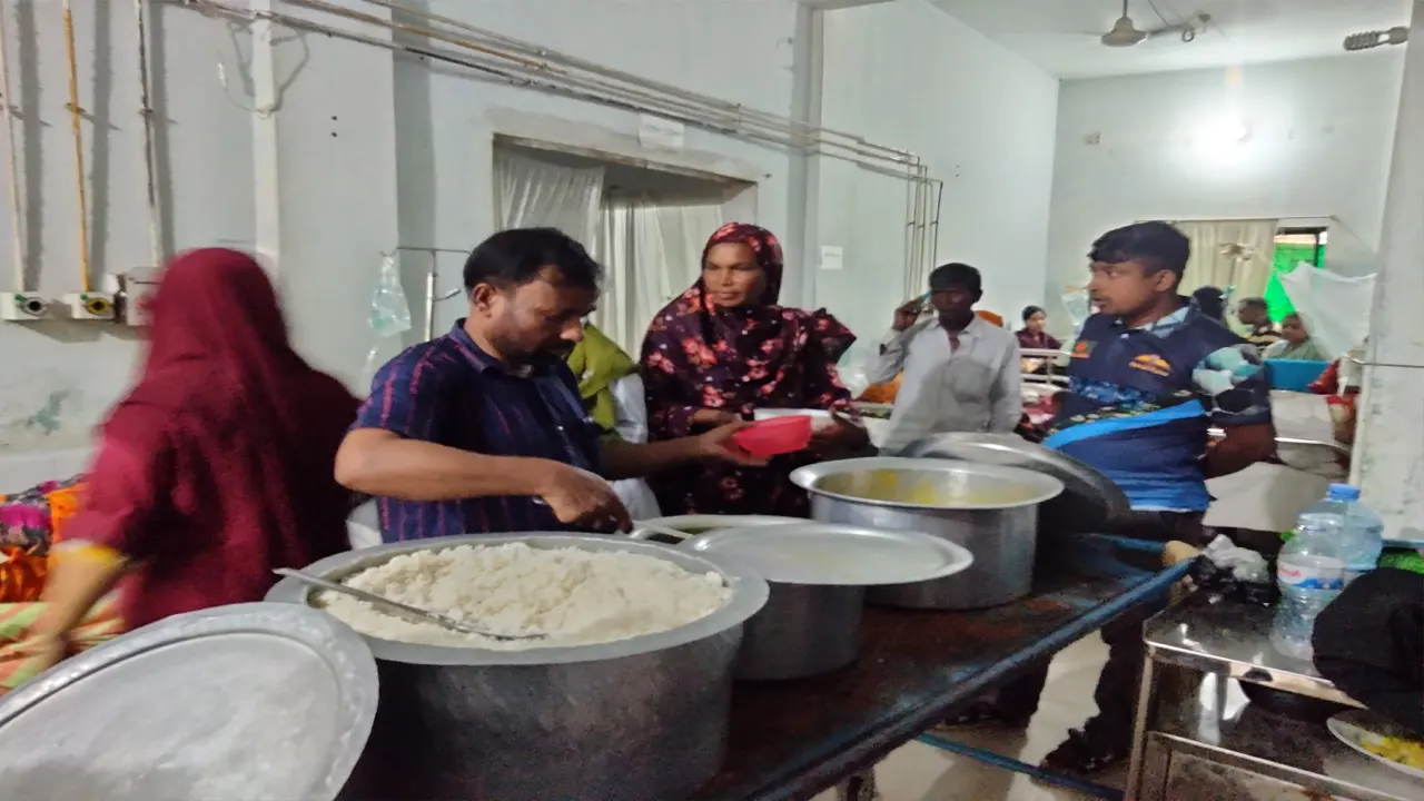 হাসপাতালে ভর্তি রোগীদের খাবার দিচ্ছেন হাসপাতালের কর্মচারীরা। ছবি : কালবেলা