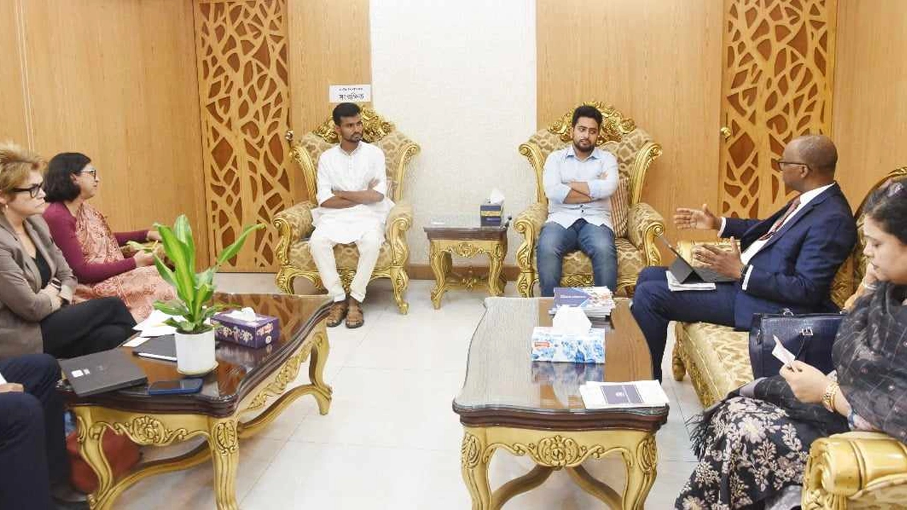 বিশ্বব্যাংকের প্রতিনিধিদের সাথে মতবিনিময় কালে। ছবি : কালবেলা