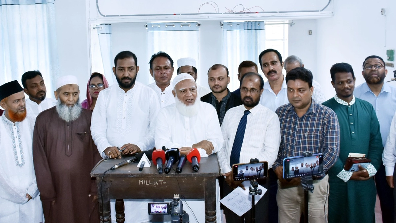 জামায়াতে ইসলামী ও লেবার পার্টির মতবিনিময় সভার পরে প্রেসব্রিফিং। ছবি : কালবেলা