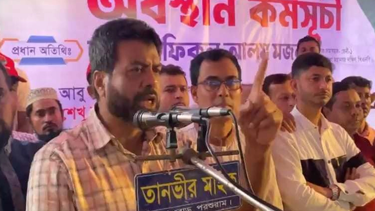 প্রতিবাদ সভায় বক্তব্য রাখছেন রফিকুল আলম মজনু। ছবি : কালবেলা