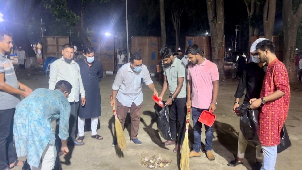 গণঅভ্যুত্থানে সকল শহীদদের প্রতি শ্রদ্ধা জানিয়ে শহীদ মিনার পরিষ্কার করেন ছাত্রদলের নেতারা। ছবি : কালবেলা