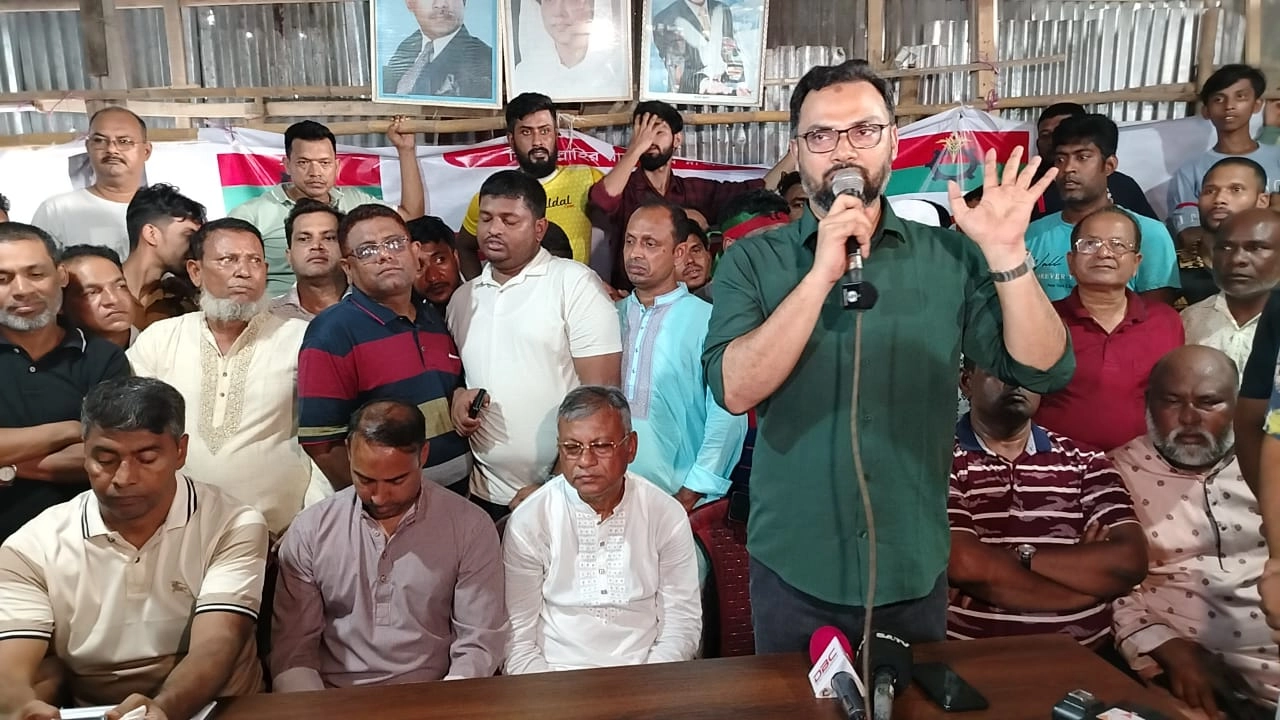 রাজধানীর খিলক্ষেতে শেখ হাসিনার বিচারের দাবিতে থানা বিএনপির উদ্যোগে এক বিক্ষোভ মিছিলপূর্ব সমাবেশে কথা বলেন আমিনুল হক। ছবি : কালবেলা