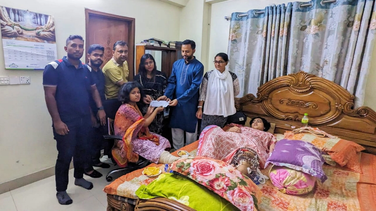 আন্দোলন চলাকালে গুলিতে আহত শিশু-কিশোরদের পাশে দাঁড়িয়েছেন তারেক রহমান ও তার সহধর্মিণী ডা. জুবাইদা রহমান। ছবি : কালবেলা