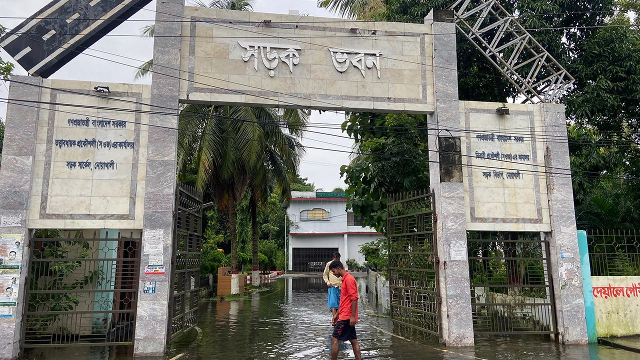 নোয়াখালীতে সড়ক ভবন কার্যালয়ের সামনে বন্যার খণ্ডচিত্র। ছবি : কালবেলা