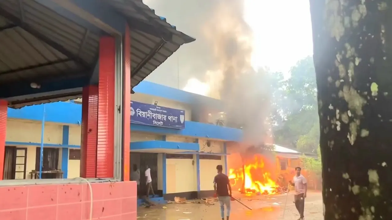আওয়ামী লীগ সরকারের পতনের পর বিয়ানীবাজার থানায় অগ্নিসংযোগ করা হয়। ছবি : কালবেলা