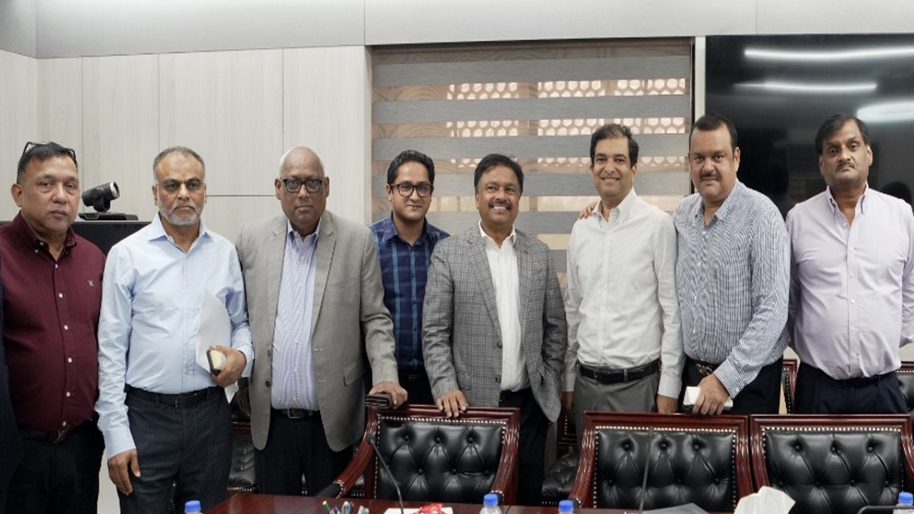 বোর্ডের পরিচালকের সাথে ফারুক আহমেদ। ছবি : সংগৃহীত
