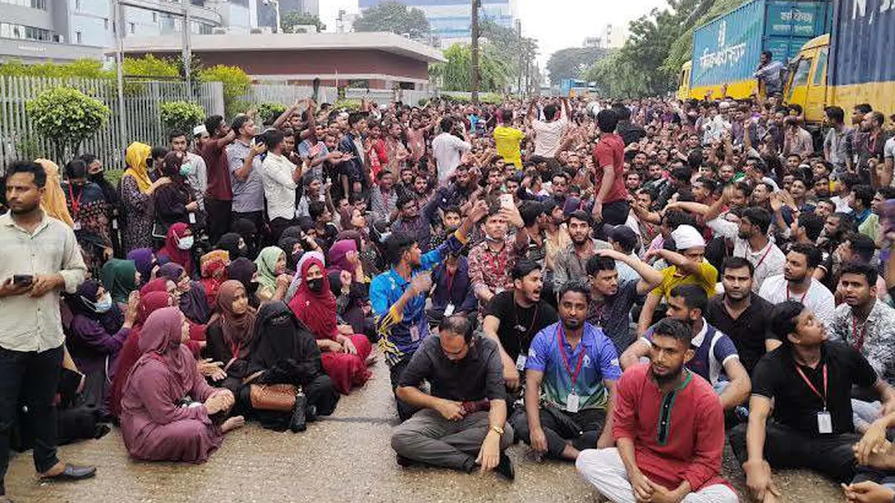 টঙ্গী বেক্সিমকো ফার্মাসিউটিক্যাল কারখানায় শ্রমিকদের বিক্ষোভ। ছবি : কালবেলা
