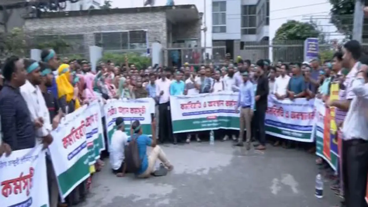 দুই দফা দাবিতে আইডিইএ প্রকল্পের কর্মকর্তা-কর্মচারীদের অবস্থান। ছবি : সংগৃহীত