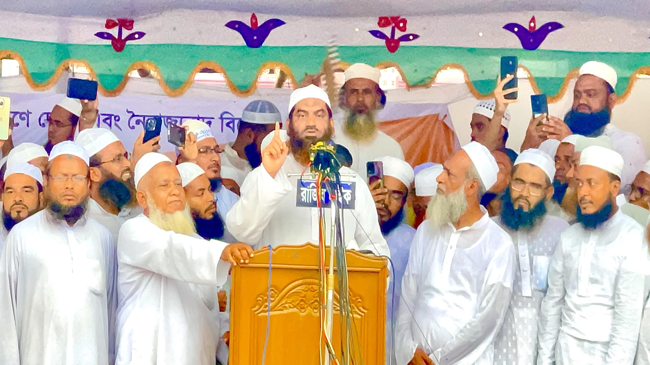 সোনারগাঁয়ের হাবিবপুর ঈদগাঁ ময়দানে পথসভায় বক্তব্য রাখেন মাওলানা মামুনুল হক। ছবি : কালবেলা