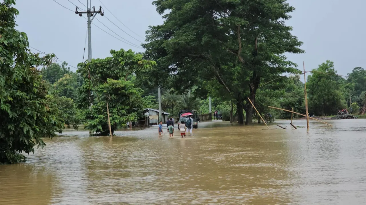 ভারি বৃষ্টিতে পানি জমে সাজেকের সড়ক ডুবে গেছে। ছবি : কালবেলা