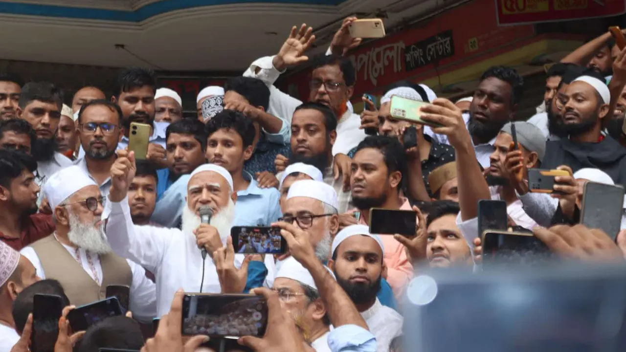 চট্টগ্রামে জনতার উদ্দেশ্যে বক্তব্য রাখছেন জামায়াতে ইসলামীর আমির ডা. শফিকুর রহমান। ছবি : কালবেলা
