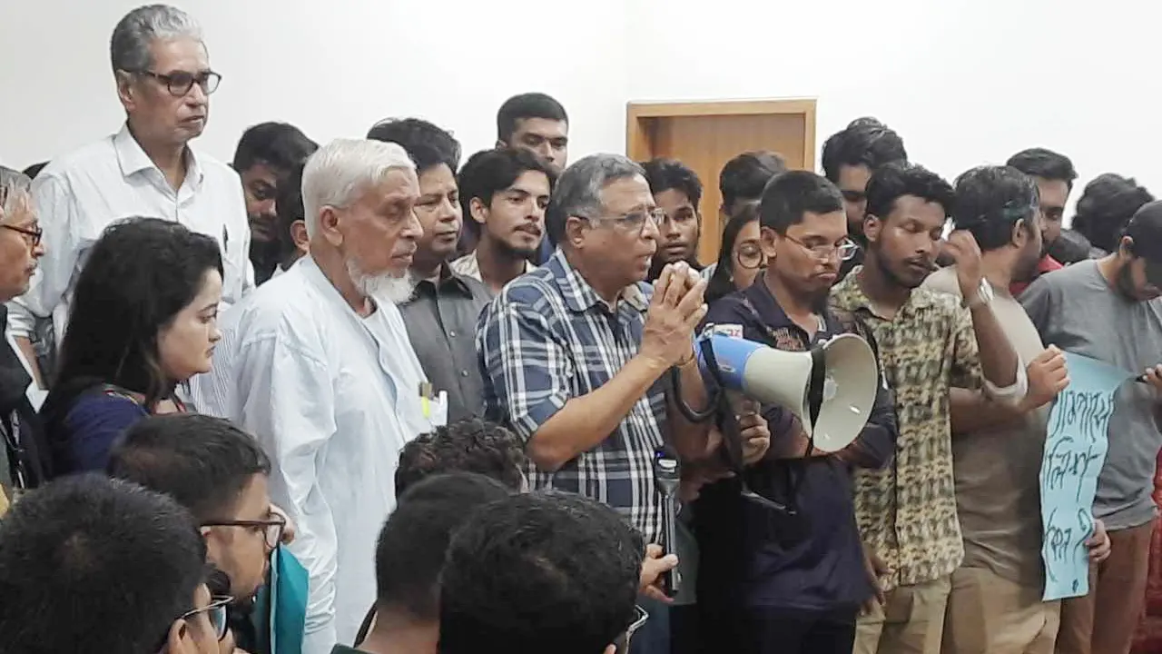ফাদার লরেন্সের পদত্যাগের দাবিতে আন্দোলন করছেন শিক্ষার্থীরা। ছবি : সংগৃহীত