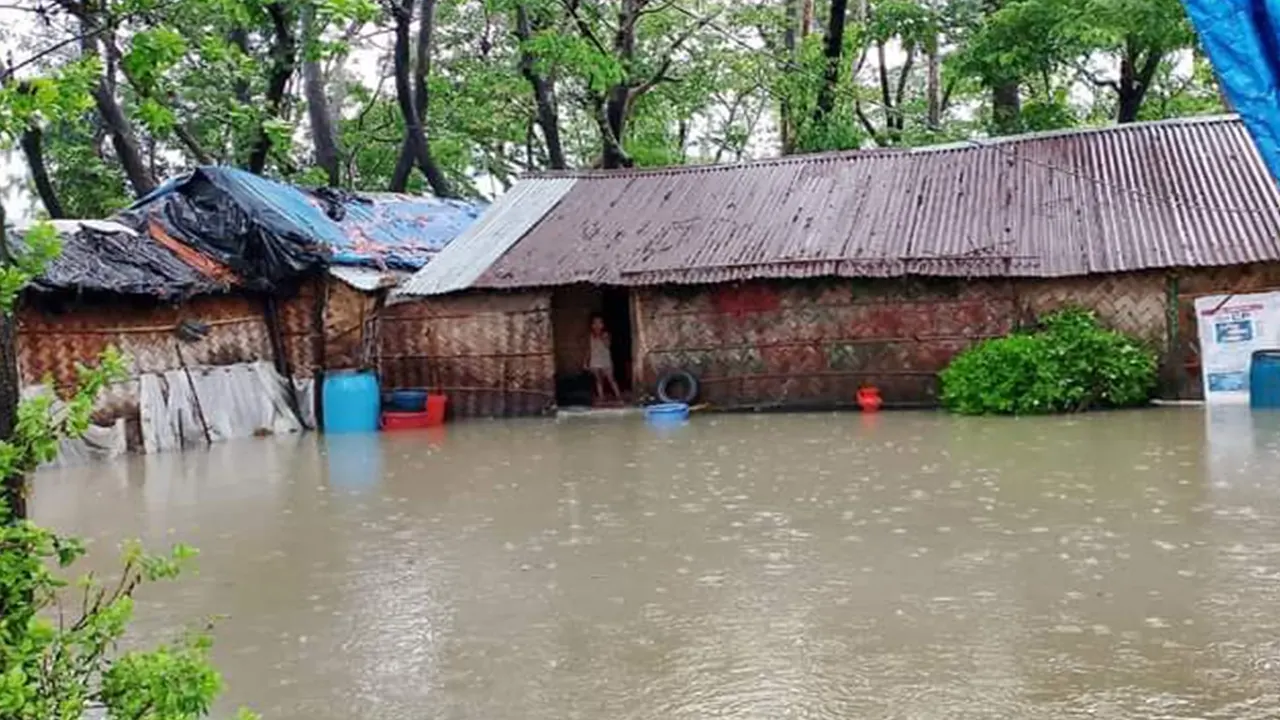 চট্টগ্রামের মিরসরাইয়ে টানা বৃষ্টি পাহাড়ি ঢলে ৬০ হাজার পরিবার পানিবন্দি হয়ে পড়েছে। ছবি : কালবেলা