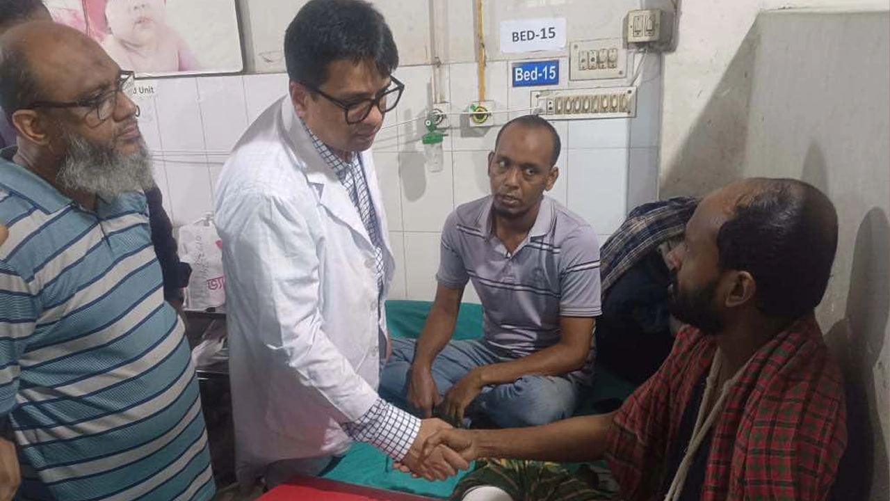 আহতদের দেখতে হাসপাতালে প্রতিনিধি দল। ছবি : কালবেলা