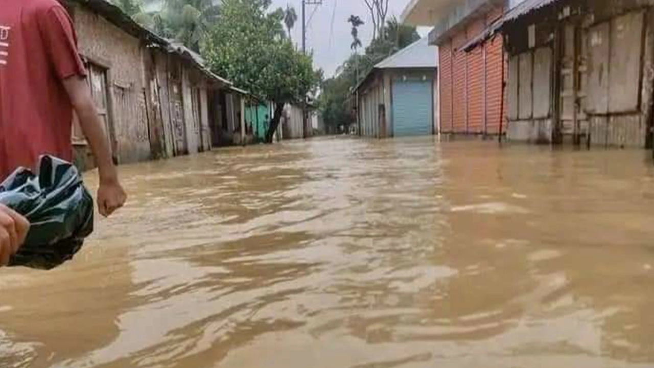 খাগড়াছড়িতে বন্যার একটি খণ্ড চিত্র। ছবি : কালবেলা
