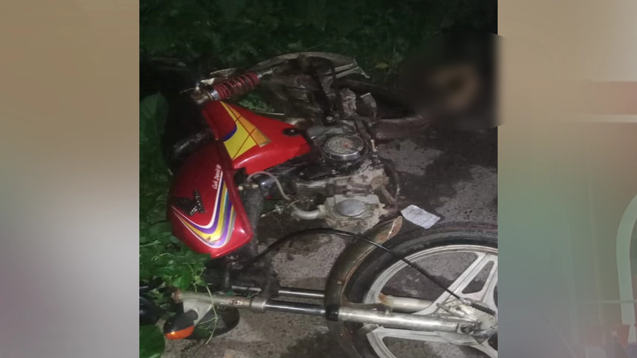 সড়ক দুর্ঘটনা দুমড়েমুচড়ে যাওয়া মোটরসাইকেল। ছবি : কালবেলা