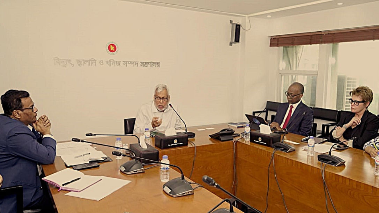 বিশ্বব্যাংকের প্রতিনিধিদলের সঙ্গে সাক্ষাৎকালে জ্বালানি উপদেষ্টা মুহাম্মদ ফাওজুল কবির খান। ছবি : সংগৃহীত