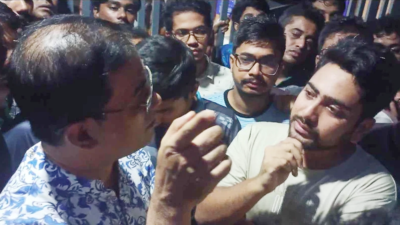 বিআইডব্লিউটিএ কর্মকর্তাদের সঙ্গে কথা বলেন তথ্য উপদেষ্টা নাহিদ ইসলাম। ছবি : সংগৃহীত