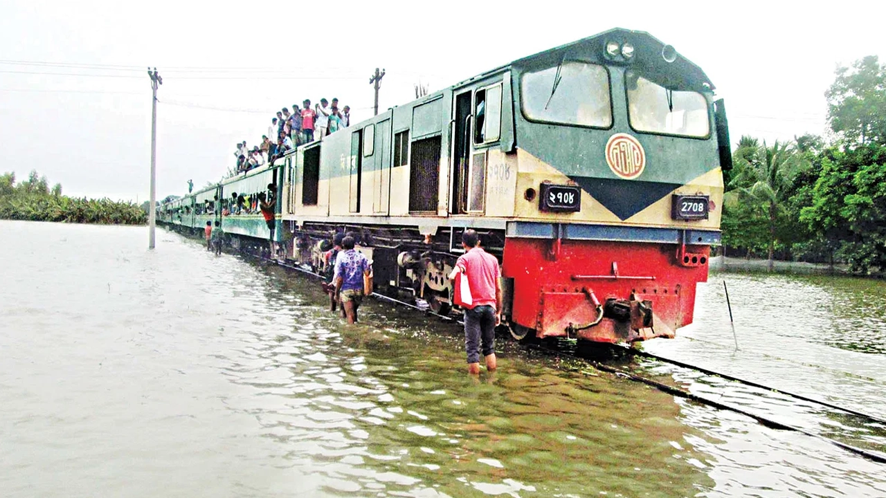 চট্টগ্রাম থেকে ট্রেন চলাচল বন্ধ ঘোষণা