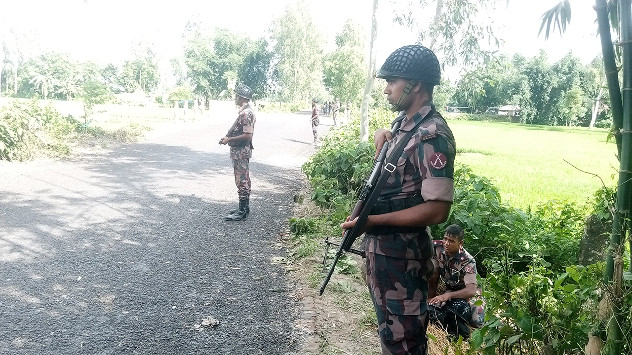 সীমান্তে সতর্ক অবস্থানে বিজিবি। ছবি : কালবেলা