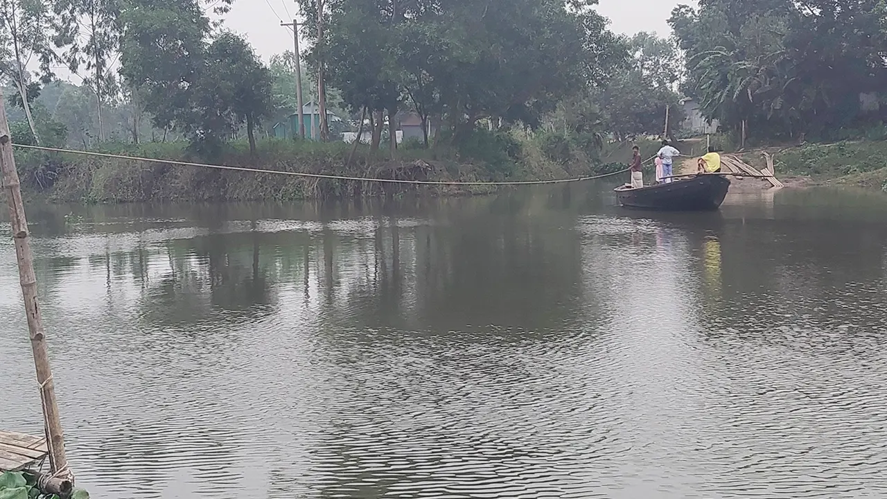 সেতু না থাকায় নৌকা দিয়ে নদী পারাপার হচ্ছেন লোকজন। ছবি : কালবেলা