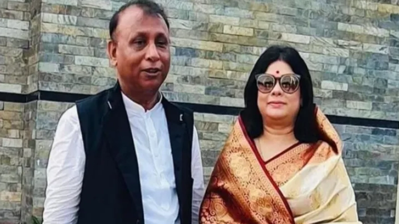 আ.লীগের সাংস্কৃতিকবিষয়ক সম্পাদক সাবেক এমপি অসীম কুমার উকিল ও তার স্ত্রী সাবেক সংসদ সদস্য অপু উকিল। ছবি : কালবেলা