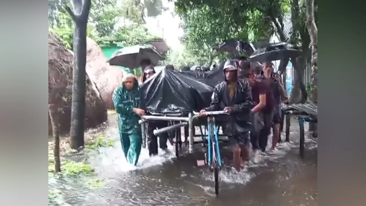 বন্যার পানিতে পারিবারিক কবরস্থান ডুবে থাকায় অন্য গ্রামে দাফনের জন্য নেওয়া হচ্ছে। ছবি : কালবেলা