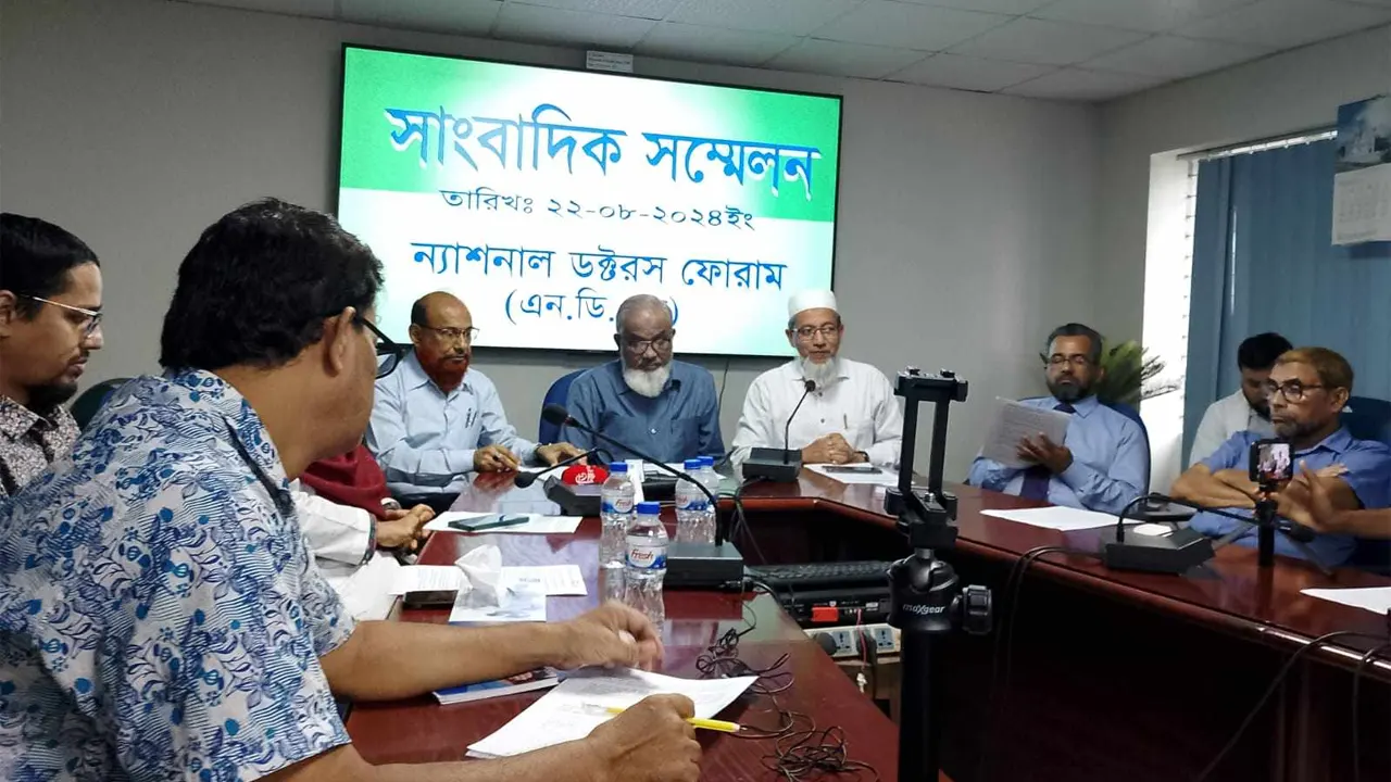 সংবাদ সম্মেলনে বক্তব্য রাখেন ন্যাশনাল ডক্টরস ফোরামের সভাপতি অধ্যাপক ডা. মো. নজরুল ইসলাম। ছবি : কালবেলা