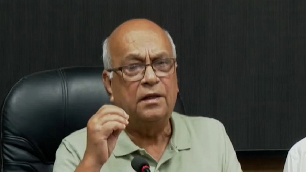 দুর্যোগ ব্যবস্থাপনা ও ত্রাণ উপদেষ্টা ফারুকী আজম। ছবি : সংগৃহীত