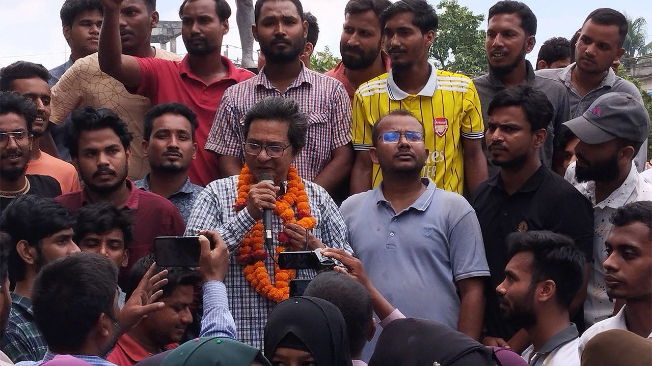অধ্যক্ষ ড. এ কে মাসুদুল হককে ফুলের মালা পরিয়ে মিছিল। ছবি : কালবেলা