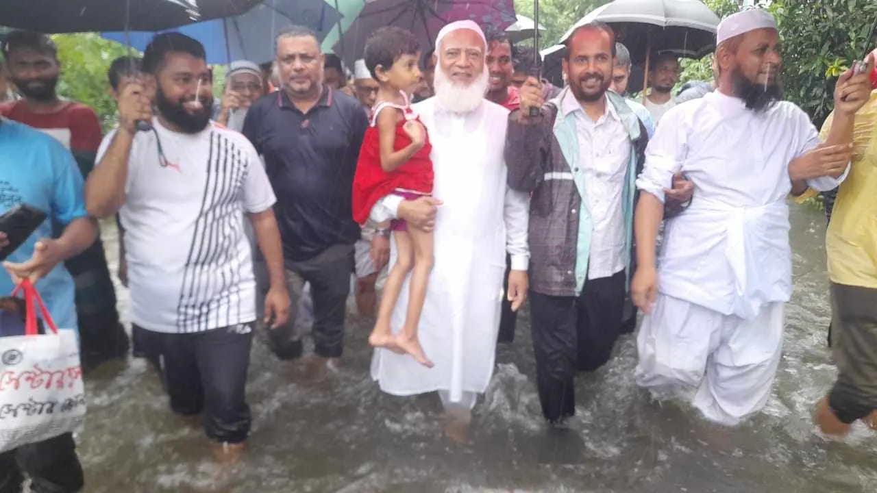 বন্যার্ত এলাকা পরিদর্শনে জামায়াত আমির। ছবি : কালবেলা