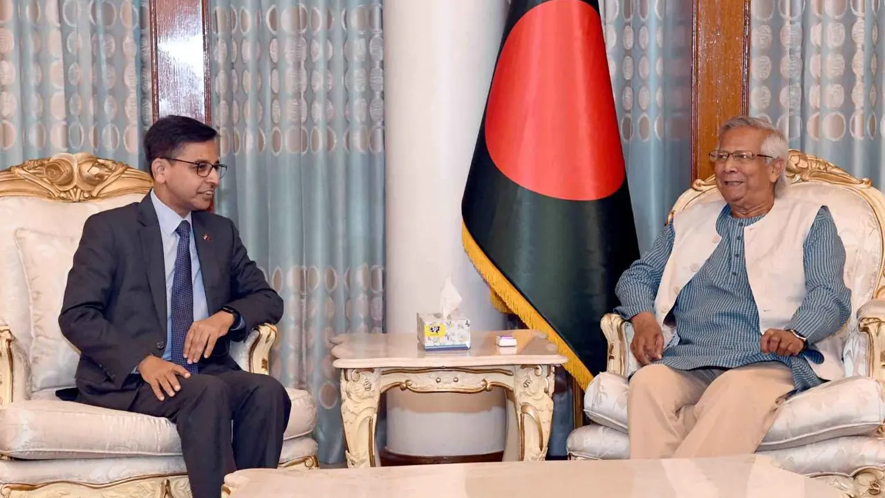 প্রধান উপদেষ্টা ড. মুহাম্মদ ইউনূসের সঙ্গে সৌজন্য সাক্ষাতে ভারতীয় হাইকমিশনার প্রণয় ভার্মা। ছবি : সংগৃহীত
