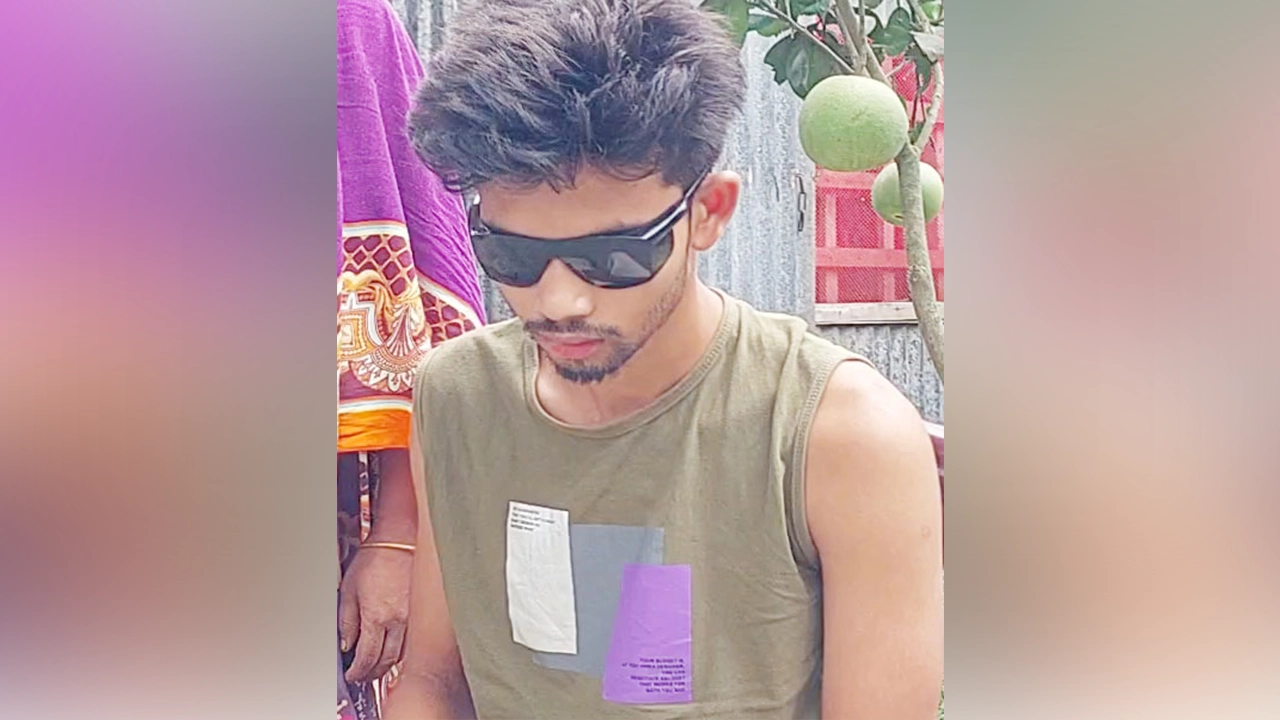 পুলিশের গুলিতে ঝাঁজরা হয়ে যাওয়া সেরাজুলের শরীর। নিভে গেছে তার চোখের আলোও।  ছবি : কালবেলা