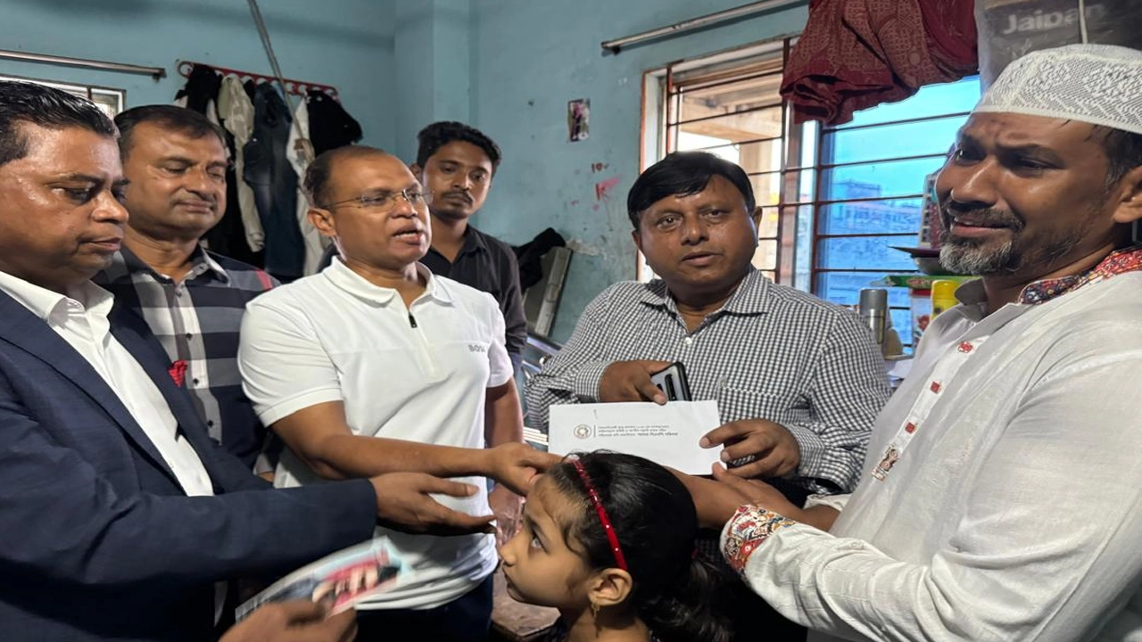 ‘আমরা বিএনপি পরিবার’ সেলের সদস্যরা ঢাকা ও নারায়ণগঞ্জে গিয়ে হতাহত ৩টি পরিবারের খোঁজ-খবর নেন। ছবি : কালবেলা