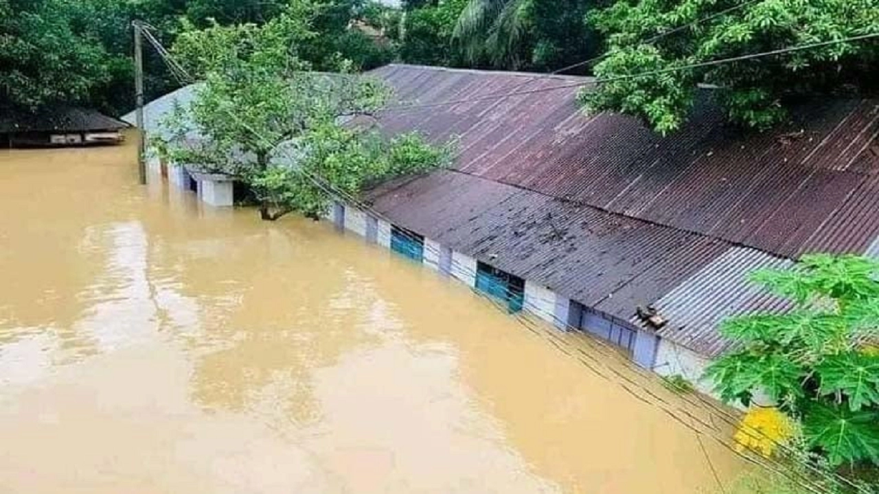 বন্যার্তদের মাঝে আর্থিক সহায়তা ও ত্রাণ বিতরণ করতে আগ্রহী ব্যক্তিদের বার্তা দিয়েছে সেনাবাহিনী। ছবি : সংগৃহীত